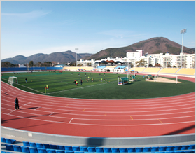 관객석에서 바라본 진해공설운동장 사진